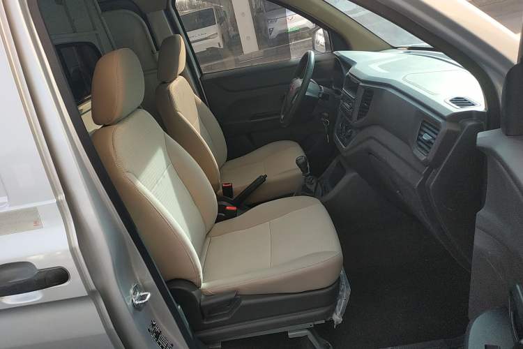 Used Wuling Hongguang V 2022 1.5L Jingqu Edition Enclosed-Window Vehicle with Hydraulic Power Steering LAR Right Front Seat