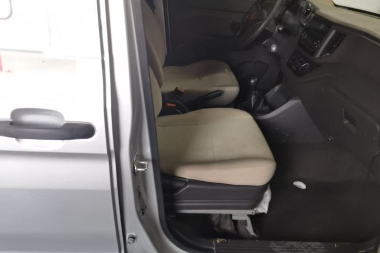 Used Wuling Hongguang V 2022 1.5L Jingqu Edition Enclosed-Window Vehicle with Hydraulic Power Steering LAR Right Front Seat