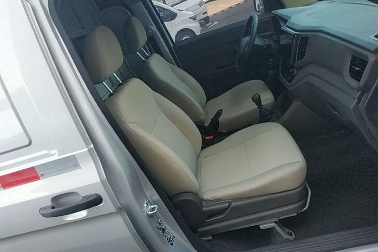 Used Wuling Hongguang V 2022 1.5L Jingqu Edition Enclosed-Window Vehicle with Hydraulic Power Steering LAR Right Front Seat