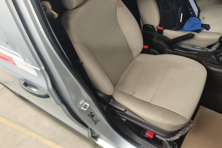 Used Wuling Hongguang V 2022 1.5L Jingqu Edition Enclosed-Window Vehicle with Hydraulic Power Steering LAR Right Front Seat