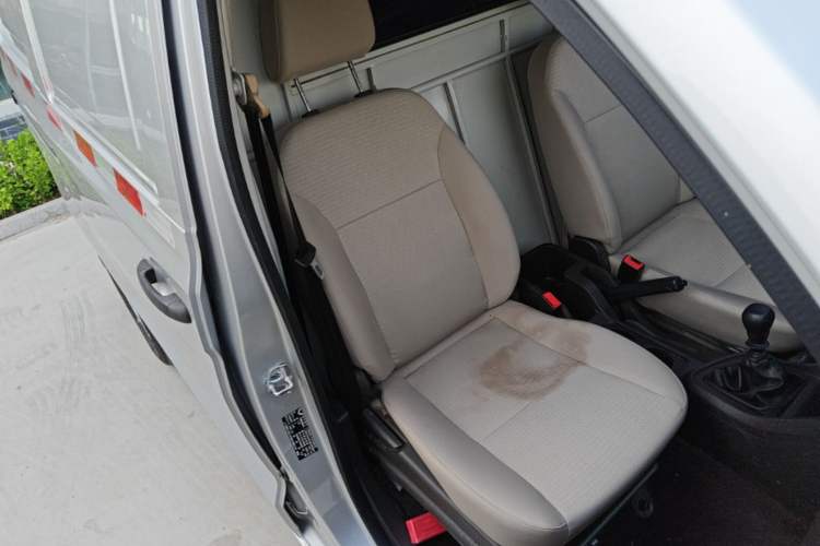 Used Wuling Hongguang V 2022 1.5L Jingqu Edition Enclosed-Window Vehicle with Hydraulic Power Steering LAR Right Front Seat