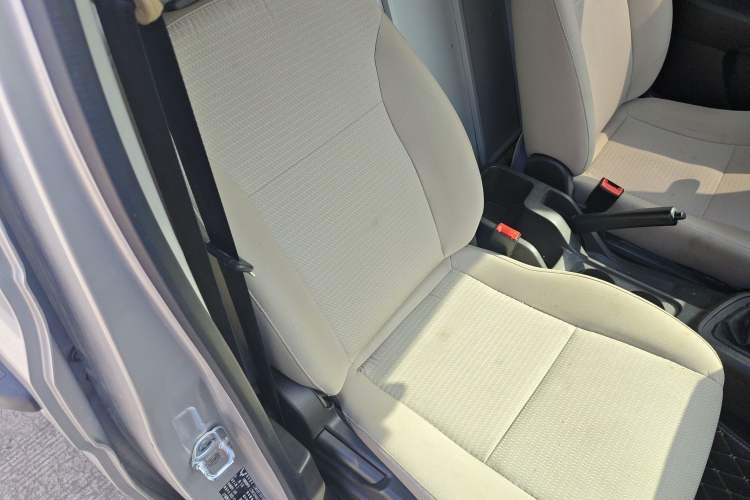 Used Wuling Hongguang V 2022 1.5L Jingqu Edition Enclosed-Window Vehicle with Electric Power Steering LAR Right Front Seat