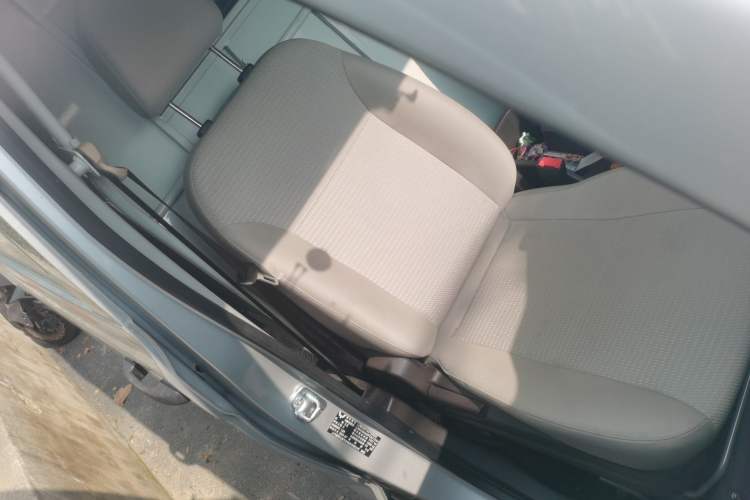 Used Wuling Hongguang V 2022 1.5L Jingqu Edition Enclosed-Window Vehicle with Hydraulic Power Steering LAR Right Front Seat