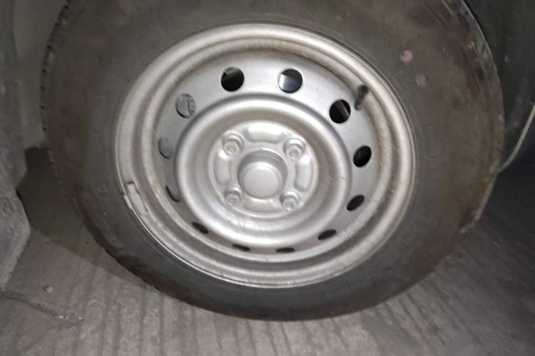 Used Wuling Hongguang V 2022 1.5L Jingqu Edition Electric-Assist LAR Right Front Wheel Hub