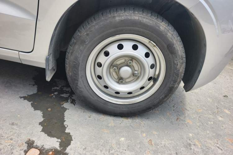 Used Wuling Hongguang V 2022 1.5L Jingqu Edition Electric-Assist LAR Right Front Wheel Hub