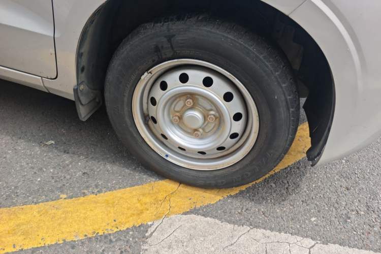 Used Wuling Hongguang V 2022 1.5L Jingqu Edition Enclosed-Window Vehicle with Hydraulic Power Steering LAR Right Front Wheel Hub