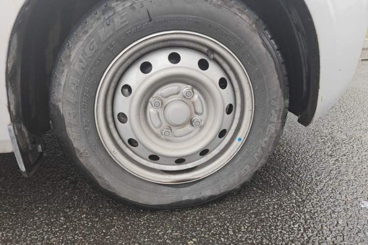 Used Wuling Hongguang V 2022 1.5L Jingqu Edition Electric-Assist LAR Right Front Wheel Hub