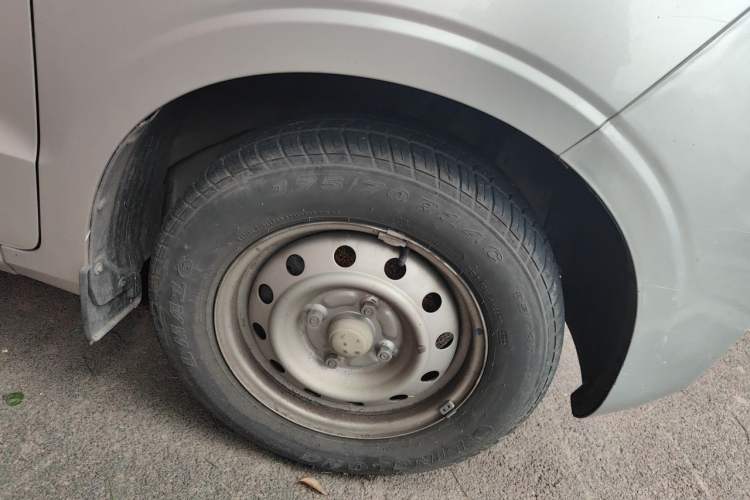 Used Wuling Hongguang V 2022 1.5L Enjoy Edition Electric-Powered LAR Right Front Wheel Hub