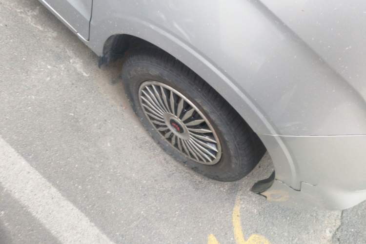 Used Wuling Hongguang V 2022 1.5L Jingqu Edition Electric-Assist LAR Right Front Wheel Hub