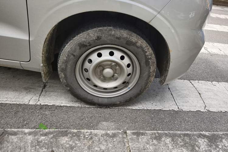 Used Wuling Hongguang V 2022 1.5L Jingqu Edition Electric-Assist LAR Right Front Wheel Hub