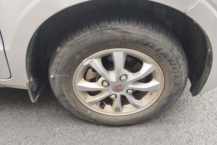 Used Wuling Hongguang V 2022 1.5L Enjoy Edition Electric-Powered LAR Right Front Wheel Hub