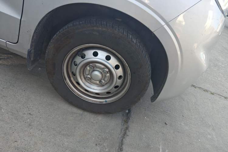 Used Wuling Hongguang V 2022 1.5L Jingqu Edition Electric-Assist LAR Right Front Wheel Hub