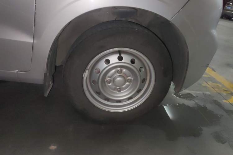 Used Wuling Hongguang V 2022 1.5L Jingqu Edition Electric-Assist LAR Right Front Wheel Hub