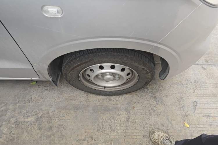 Used Wuling Hongguang V 2022 1.5L Jingqu Edition Electric-Assist LAR Right Front Wheel Hub