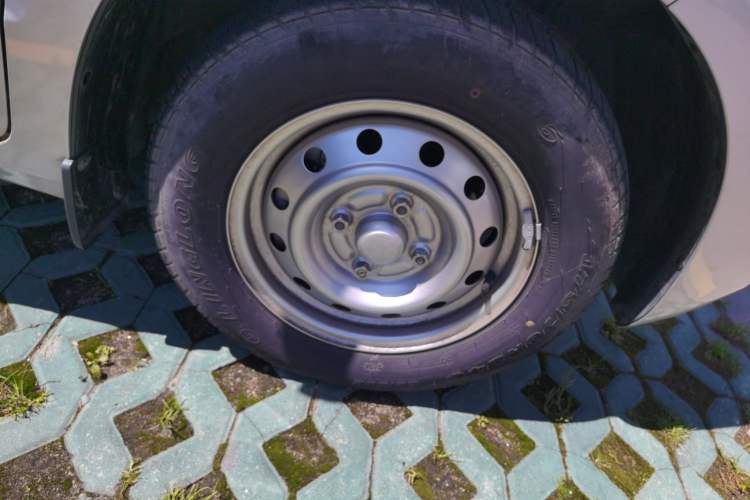 Used Wuling Hongguang V 2022 1.5L Jingqu Edition Electric-Assist LAR Right Front Wheel Hub