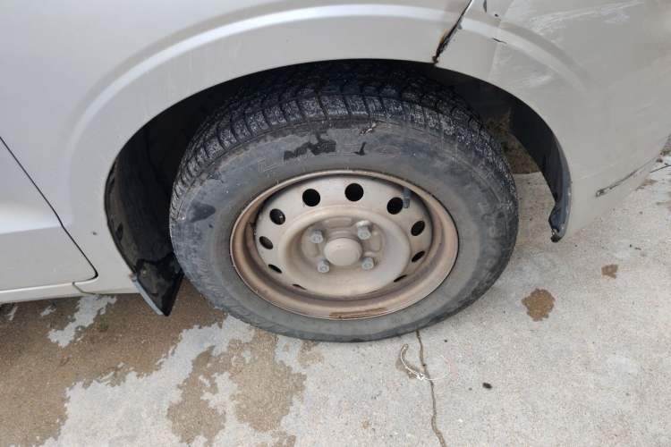 Used Wuling Hongguang V 2022 1.5L Jingqu Version Hydraulic Power Steering LAR Right Front Wheel Hub