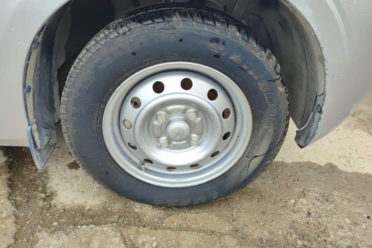 Used Wuling Hongguang V 2022 1.5L Jingqu Version Hydraulic Power Steering LAR Right Front Wheel Hub