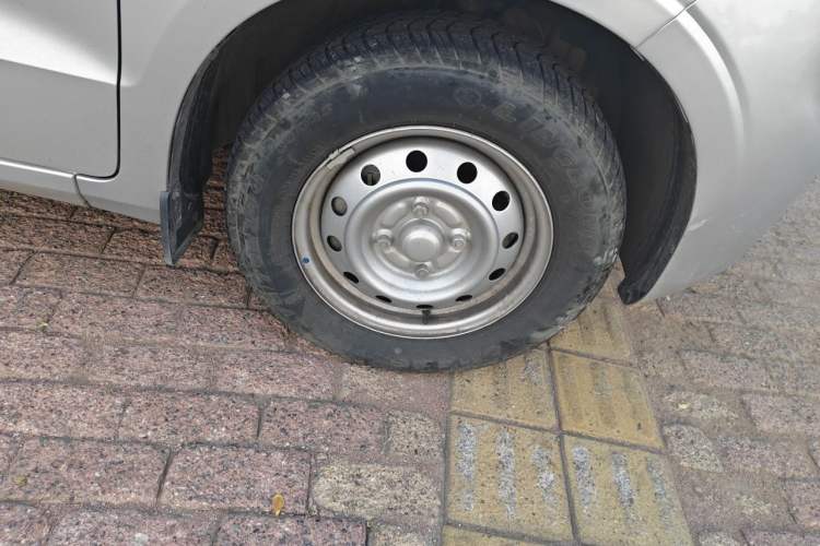 Used Wuling Hongguang V 2022 1.5L Jingqu Version Hydraulic Power Steering LAR Right Front Wheel Hub