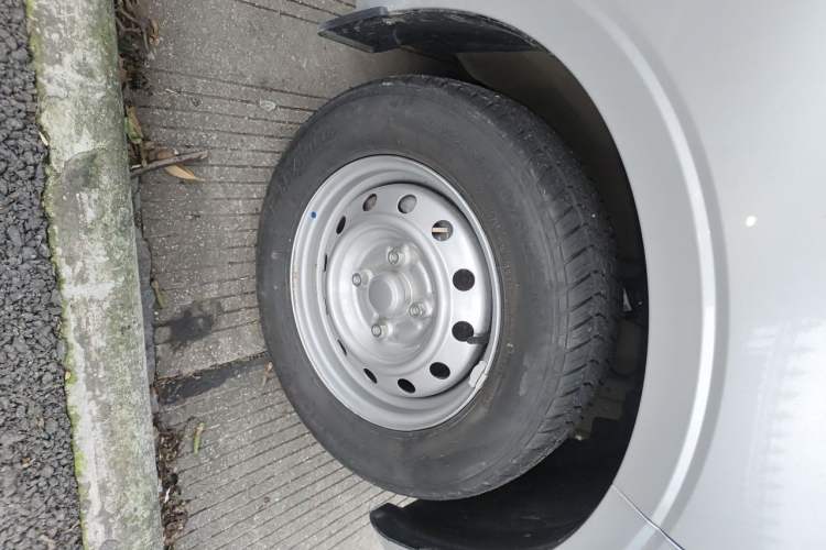 Used Wuling Hongguang V 2022 1.5L Jingqu Edition Electric-Assist LAR Right Front Wheel Hub