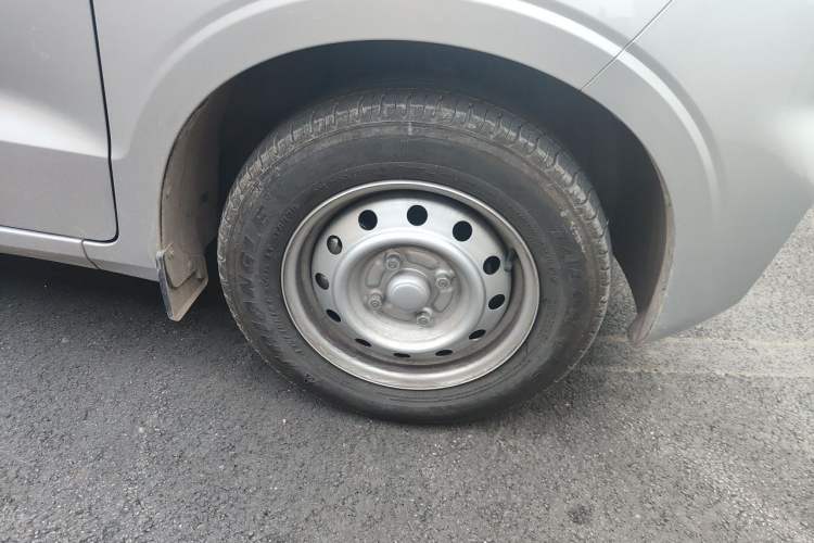 Used Wuling Hongguang V 2022 1.5L Jingqu Version Hydraulic Power Steering LAR Right Front Wheel Hub
