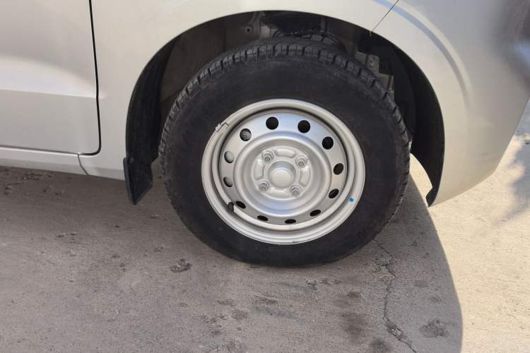 Used Wuling Hongguang V 2022 1.5L Jingqu Edition Electric-Assist LAR Right Front Wheel Hub
