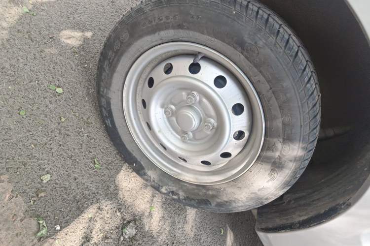 Used Wuling Hongguang V 2022 1.5L Jingqu Edition Electric-Assist LAR Right Front Wheel Hub