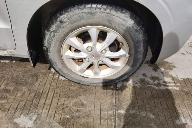 Used Wuling Hongguang V 2022 1.5L Enjoy Edition Electric-Powered LAR Right Front Wheel Hub