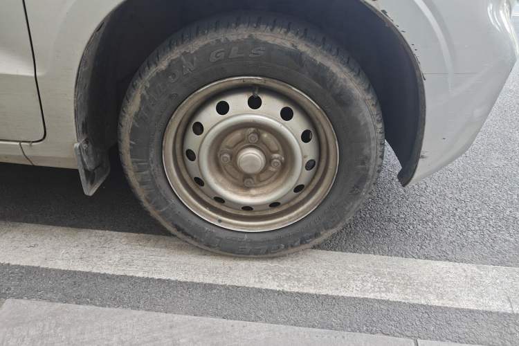 Used Wuling Hongguang V 2022 1.5L Jingqu Version Hydraulic Power Steering LAR Right Front Wheel Hub