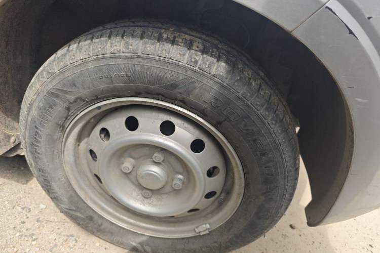 Used Wuling Hongguang V 2022 1.5L Jingqu Edition Electric-Assist LAR Right Front Wheel Hub