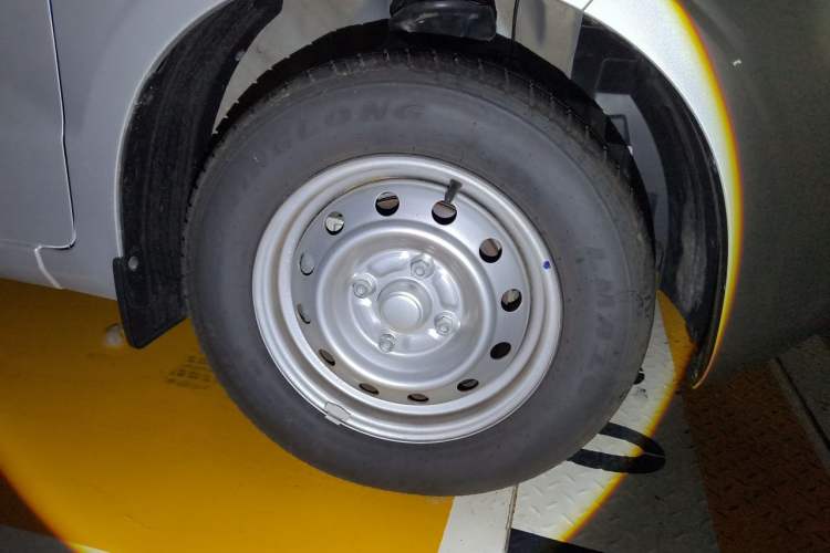 Used Wuling Hongguang V 2022 1.5L Jingqu Version Hydraulic Power Steering LAR Right Front Wheel Hub
