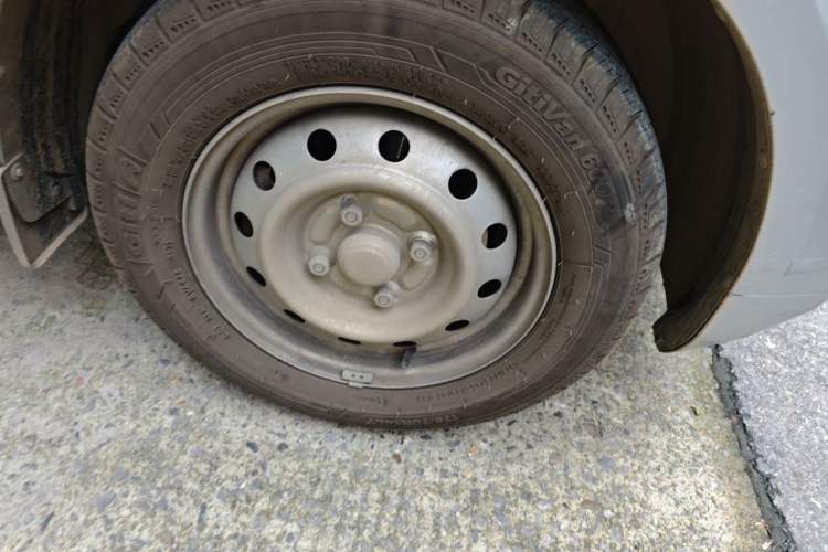 Used Wuling Hongguang V 2022 1.5L Enjoy Edition Electric-Powered LAR Right Front Wheel Hub
