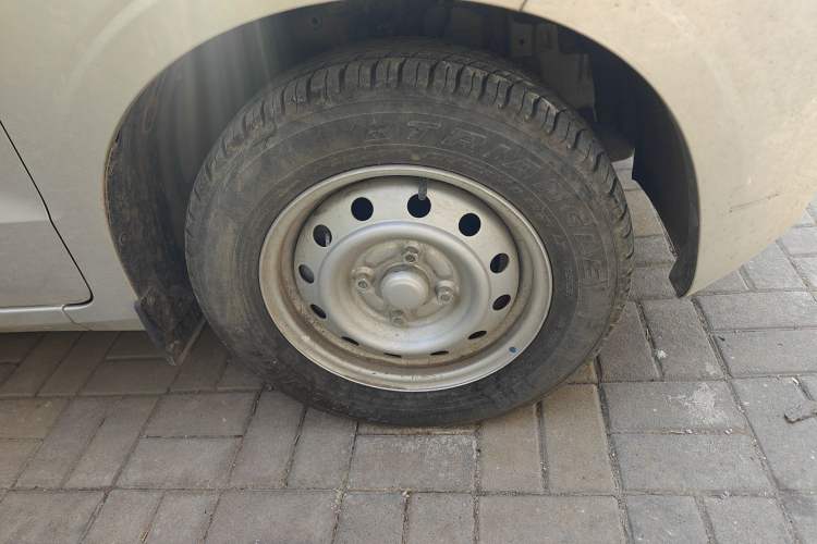 Used Wuling Hongguang V 2022 1.5L Jingqu Version Hydraulic Power Steering LAR Right Front Wheel Hub