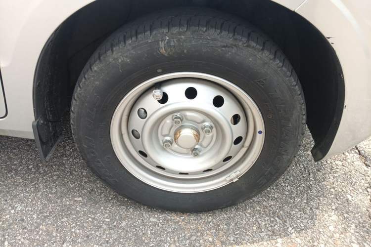 Used Wuling Hongguang V 2022 1.5L Jingqu Edition Electric-Assist LAR Right Front Wheel Hub