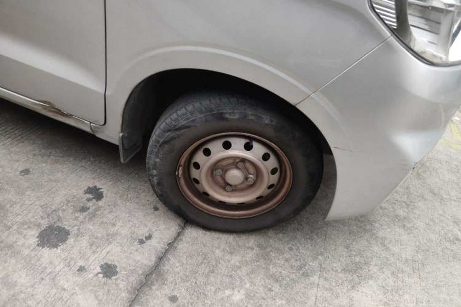 Used Wuling Hongguang V 2022 1.5L Jingqu Edition Enclosed-Window Vehicle with Hydraulic Power Steering LAR Right Front Wheel Hub