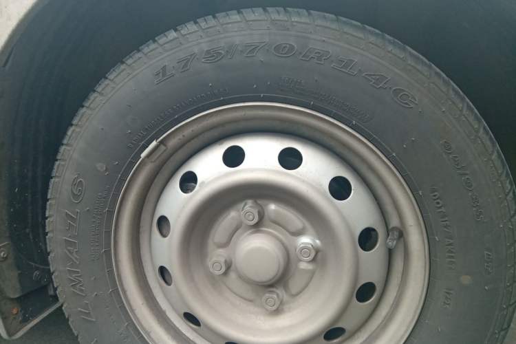 Used Wuling Hongguang V 2022 1.5L Jingqu Edition Electric-Assist LAR Right Front Wheel Hub