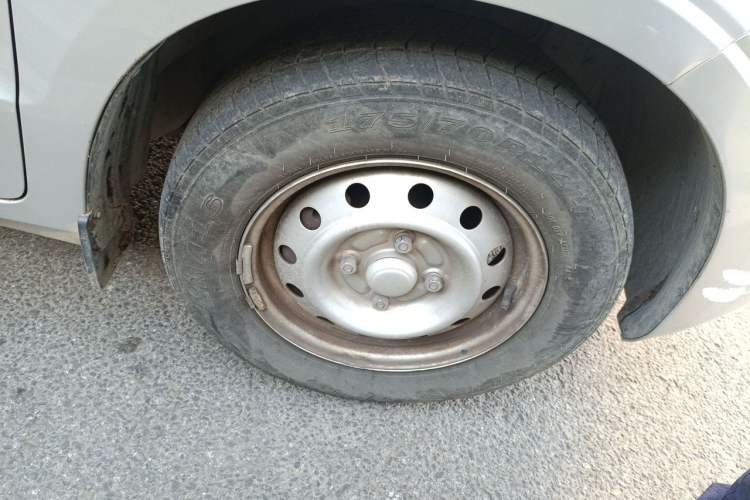 Used Wuling Hongguang V 2022 1.5L Jingqu Edition Enclosed-Window Vehicle with Hydraulic Power Steering LAR Right Front Wheel Hub