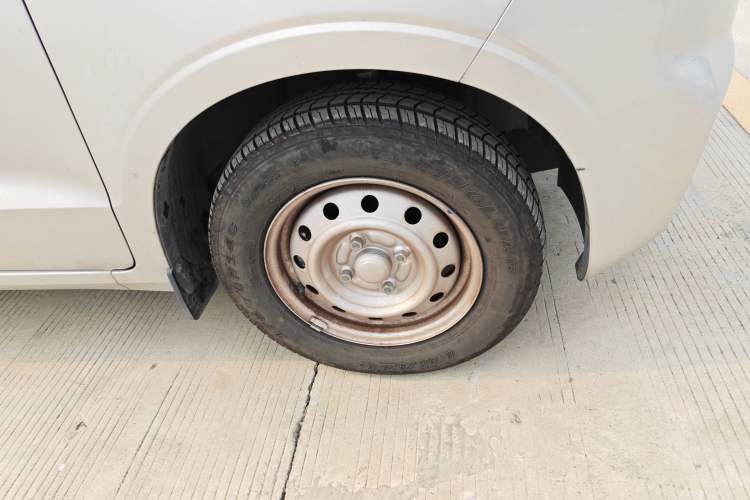 Used Wuling Hongguang V 2022 1.5L Jingqu Edition Electric-Assist LAR Right Front Wheel Hub