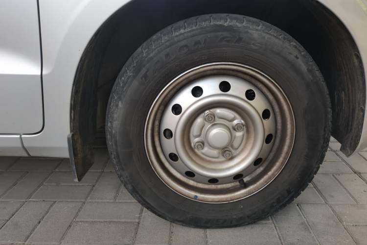 Used Wuling Hongguang V 2022 1.5L Jingqu Version Hydraulic Power Steering LAR Right Front Wheel Hub