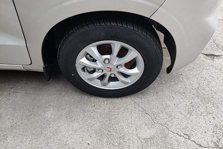 Used Wuling Hongguang V 2022 1.5L Enjoy Edition Electric-Powered LAR Right Front Wheel Hub