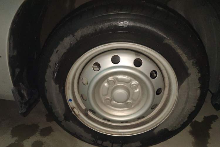 Used Wuling Hongguang V 2022 1.5L Enjoy Edition Electric-Powered LAR Right Front Wheel Hub