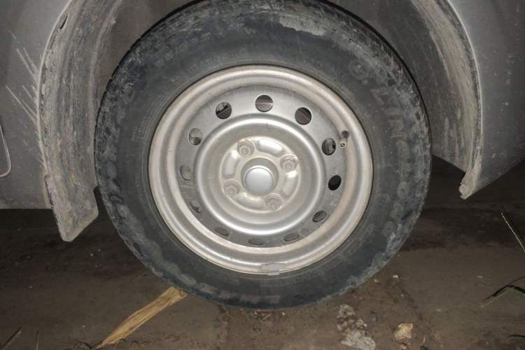 Used Wuling Hongguang V 2022 1.5L Jingqu Edition Electric-Assist LAR Right Front Wheel Hub
