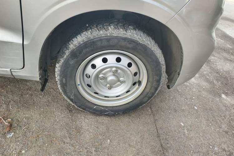 Used Wuling Hongguang V 2022 1.5L Jingqu Edition Enclosed-Window Vehicle with Electric Power Steering LAR Right Front Wheel Hub