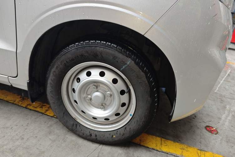 Used Wuling Hongguang V 2022 1.5L Jingqu Edition Electric-Assist LAR Right Front Wheel Hub
