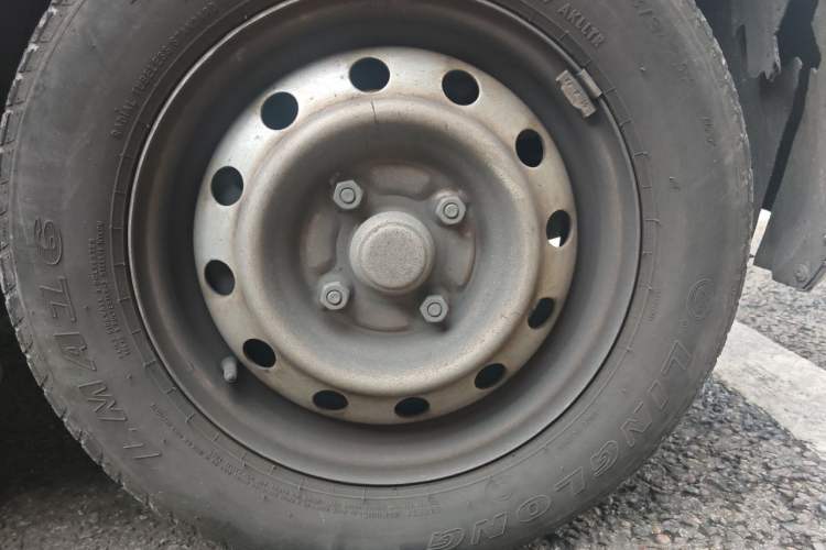 Used Wuling Hongguang V 2022 1.5L Jingqu Edition Electric-Assist LAR Right Front Wheel Hub