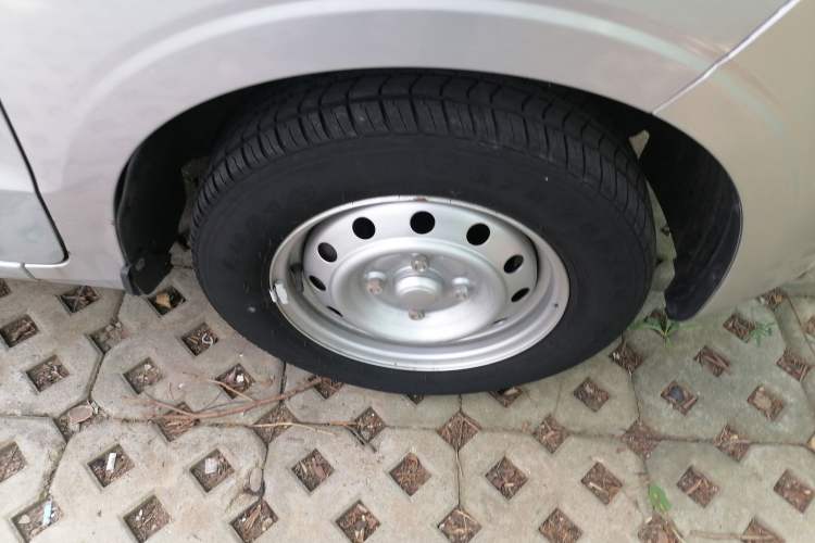 Used Wuling Hongguang V 2022 1.5L Jingqu Version Hydraulic Power Steering LAR Right Front Wheel Hub