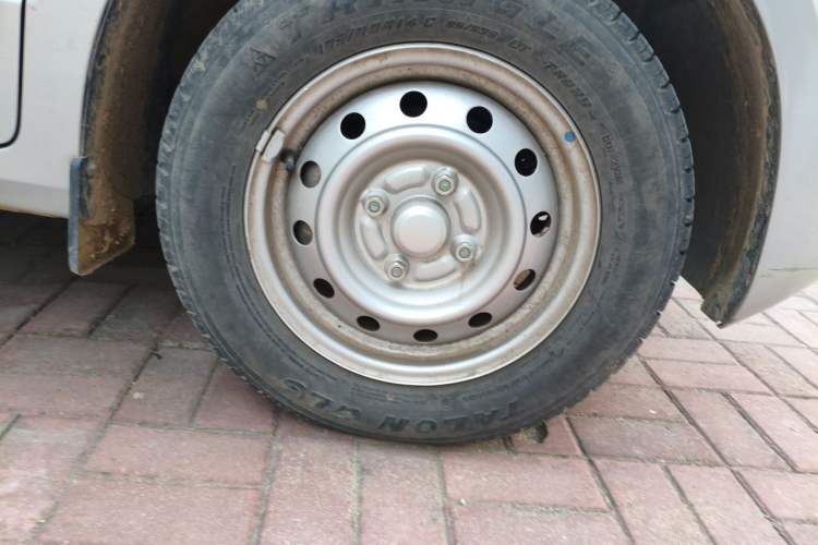 Used Wuling Hongguang V 2022 1.5L Jingqu Version Hydraulic Power Steering LAR Right Front Wheel Hub