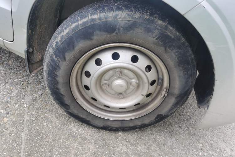 Used Wuling Hongguang V 2022 1.5L Jingqu Edition Enclosed-Window Vehicle with Hydraulic Power Steering LAR Right Front Wheel Hub