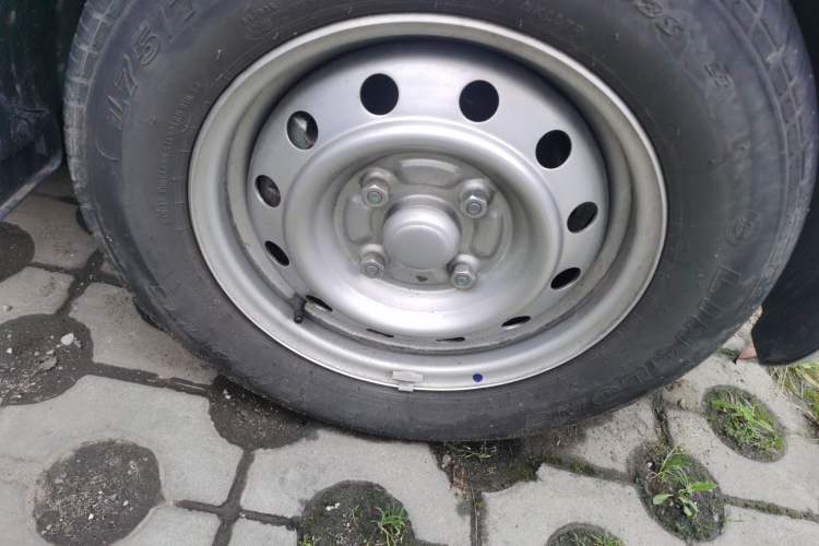 Used Wuling Hongguang V 2022 1.5L Enjoy Edition Electric-Powered LAR Right Front Wheel Hub