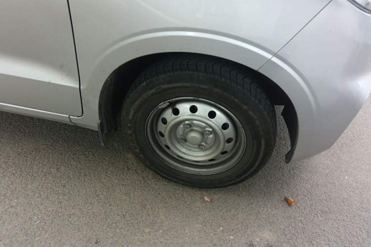 Used Wuling Hongguang V 2022 1.5L Jingqu Edition Electric-Assist LAR Right Front Wheel Hub