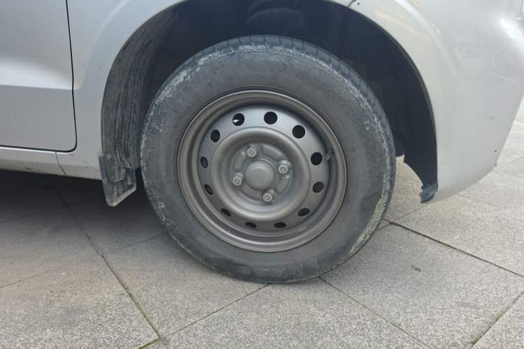 Used Wuling Hongguang V 2022 1.5L Jingqu Version Hydraulic Power Steering LAR Right Front Wheel Hub